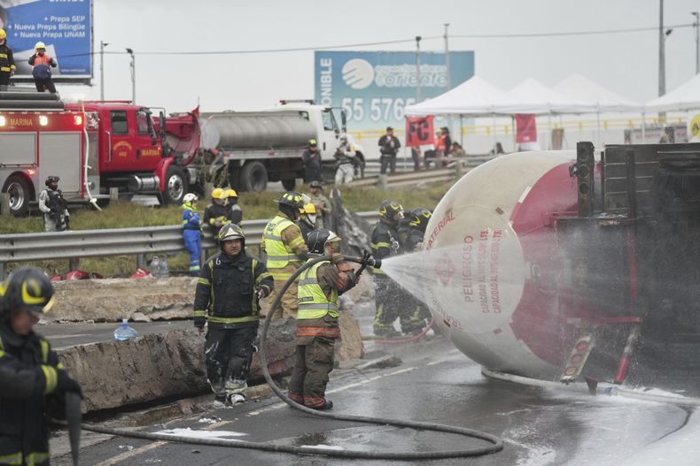 Bomberos rocían líquido a un camión de gas que explotó en Ciudad de México el miércoles 10 de septiembre de 2025. (AP Foto/Fernando Llano)