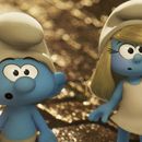 Esta imagen publicada por Paramount Animation muestra a Sin Nombre, con la voz de James Corden, a la izquierda, y Pitufina, con la voz de Rihanna en una escena de Smurfs. (Paramount Animation via AP)