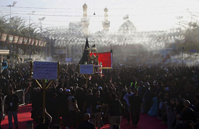 Chiítas en el espacio entre los santuarios sagrados del imán Hussein y el imán Abbas, durante Muharram, un período de duelo para los chiís, en Karbala, Irak, el 5 de julio del 2025. (AP foto/Anmar Khalil)