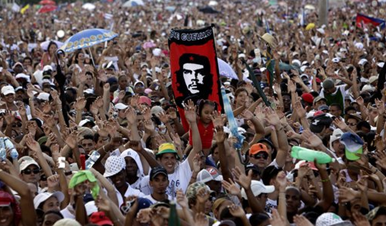 La red social 'ZunZuneo', que llegó a tener más de 40.000 suscriptores, estaba financiada por la agencia estadounidense de cooperación USAID, según una investigación de AP.  Tras lograr una amplia base de suscriptores, la red pretendía hacer lle