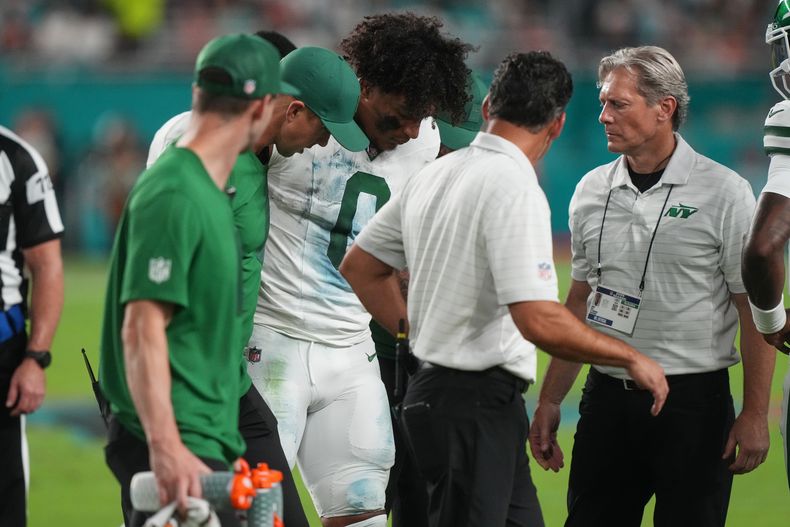 El corredor de los Jets de Nueva York Braelon Allen sale del campo con el personal del equipo tras lesionarse en el encuentro ante los Dolphins de Miami el lunes 29 de septiembre del 2025. (AP Foto/Marta Lavandier)