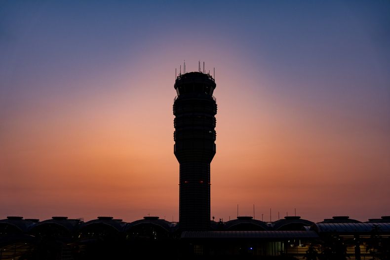 ARCHIVO - La torre de control del Aeropuerto Nacional Ronald Reagan de Washington se ve al amanecer el 8 de agosto de 2025 en Arlington, Virginia. (Foto AP/Alex Brandon, archivo)