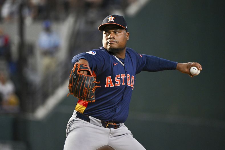El lanzador dominicano de los Astros de Houston, Framber Valdez lanza durante la primera entrada del juego de béisbol ante los Rangers de Texas, el martes 6 de agosto de 2024, en Arlington, Texas. (AP Foto/Albert Pena)