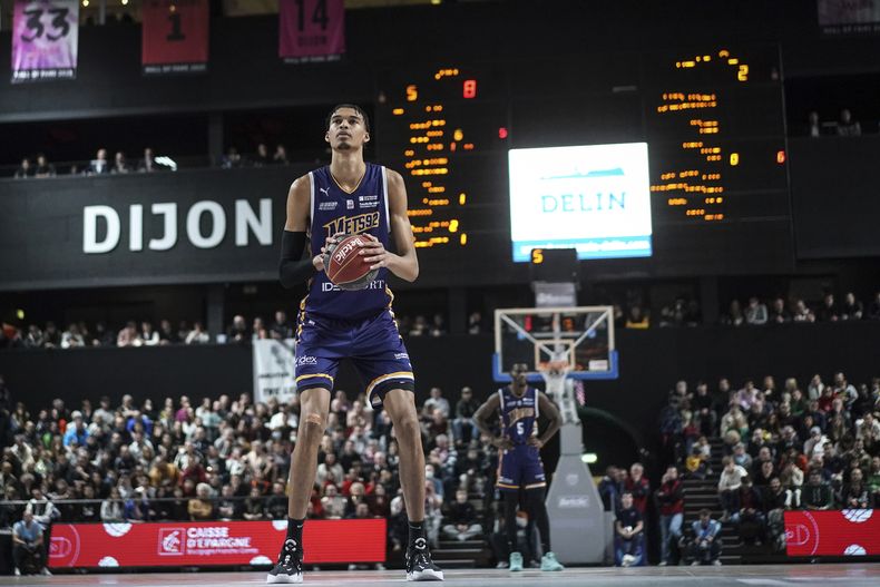 Victor Wembanyama, del Boulogne-Levallois, durante el partido contra JDA Dijon en el Palais de Sports Jean-Michel Geoffroy en Dijon, Francia, el domingo 15 de enero de 2023. (AP Foto/Laurent Cipriani)