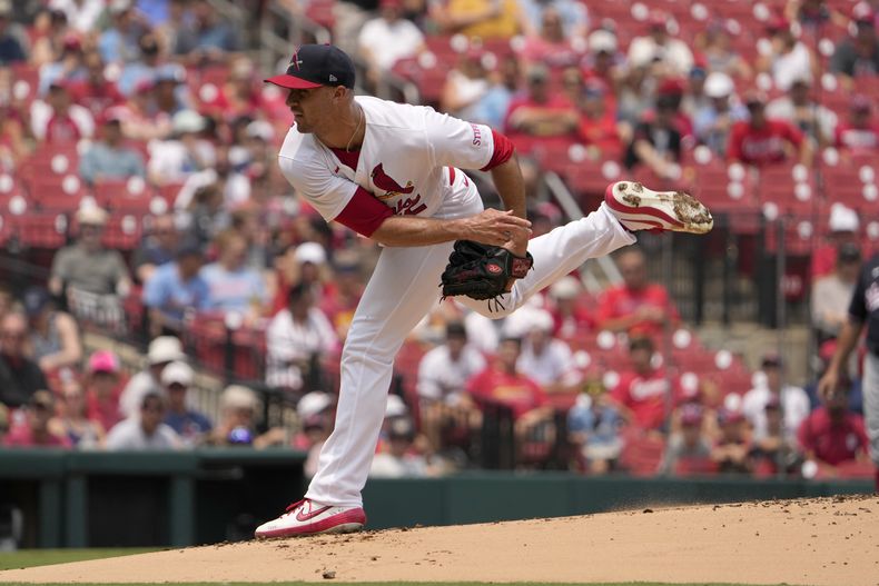 El abridor de los Cardenales de San Luis Jack Flaherty lanza en la primera entrada del juego ante los Nacionales de Washington el domingo 16 de julio del 2023. (AP Foto/Jeff Roberson)