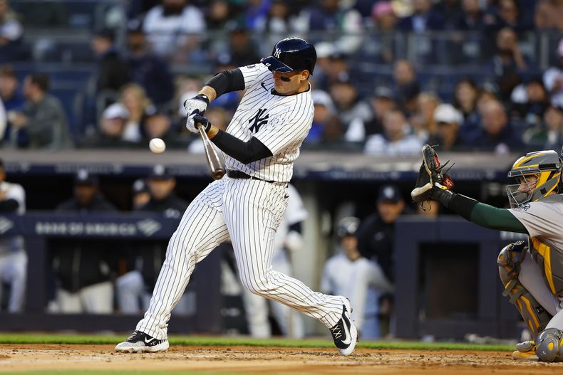 Anthony Rizzo de los Yankees de Nueva York impacta cuadrangular ante los Atléticos de Oakland durante la primera entrada del juego de béisbol, el martes 23 de abril de 2024, en Nueva York. (AP Foto/Noah K. Murray)