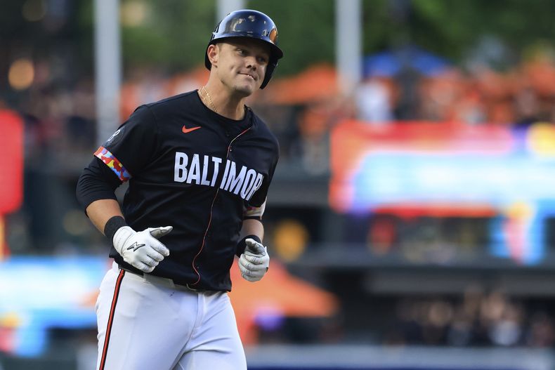 Ryan Mountcastle, de los Orioles de Baltimore, da vuelta por la antesala luego de batear un jonrón ante los Atléticos, el viernes 8 de agosto de 2025 (AP Foto/Alyssa Howell)