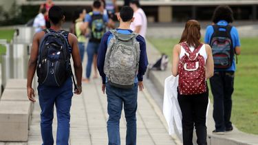 la cancelacion de deudas estudiantiles representaria un alivio economico a largo plazo