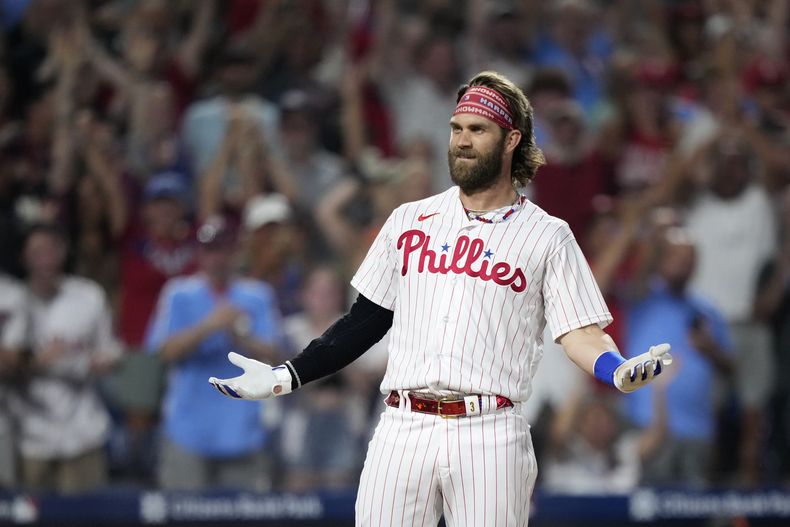 Bryce Harper de los Filis de Filadelfia reacciona tras pegar un jonrón en la quinta entrada frente al pitcher de los Gigantes de San Francisco Sean Hjelle el lunes 21 de agosto del 2023. (AP Foto/Matt Slocum)