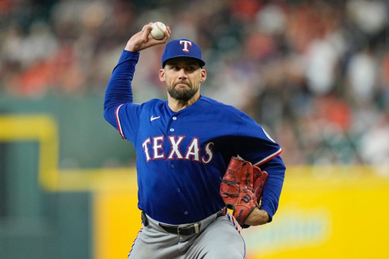 Nathan Eovaldi, lanzador de los Rangers de Texas, trabaja contra los Astros de Houston durante la primera entrada del juego de béisbol de Grandes Ligas, el viernes 31 de julio de 2026, en Houston. (AP Foto/David J. Phillip)