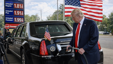 gasolina por debajo de $3 en 43 estados: la casa blanca lo festeja con la gasolina de daddy yankee