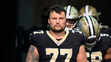 ARCHIVO - Dillon Radunz (77), liniero ofensivo de los Saints de Nueva Orleans, se prepara para caminar rumbo al campo de juego previo a un partido contra los Dolphins de Miami, el 30 de noviembre de 2025, en Miami Gardens, Florida. (AP Foto/Doug Murray, Archivo)