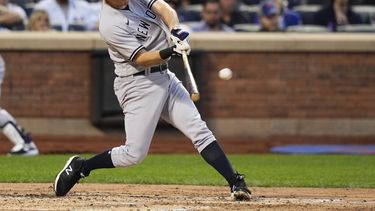 DJ LeMahieu, de los Yanquis de Nueva York, batea un jonrón de dos carreras en el duelo ante los Mets de la misma ciudad, el martes 13 de junio de 2023 (AP Foto/Frank Franklin II)