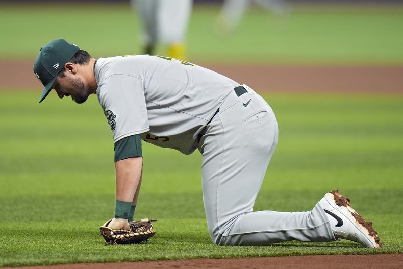 El primera base de los Atléticos de Oakland, J.D. Davis, durante la quinta entrada de un juego de béisbol el martes 28 de mayo de 2024, en St. Petersburg, Florida. Davis abandonó el juego. (AP Foto/Chris OMeara)