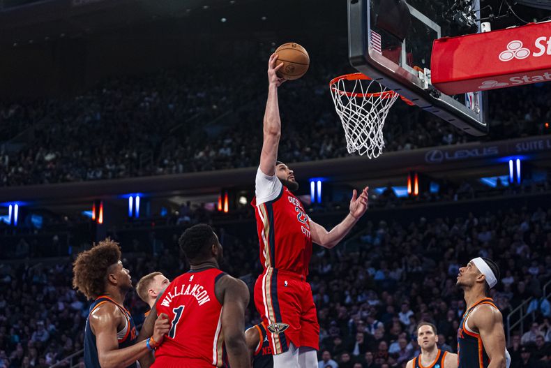 El alero de los Pelicans de Nueva Orleans Larry Nance Jr. clava el balón en el encuentro ante los Knicks de Nueva York el martes 27 de febrero del 2024. (AP Foto/Peter K. Afriyie)
