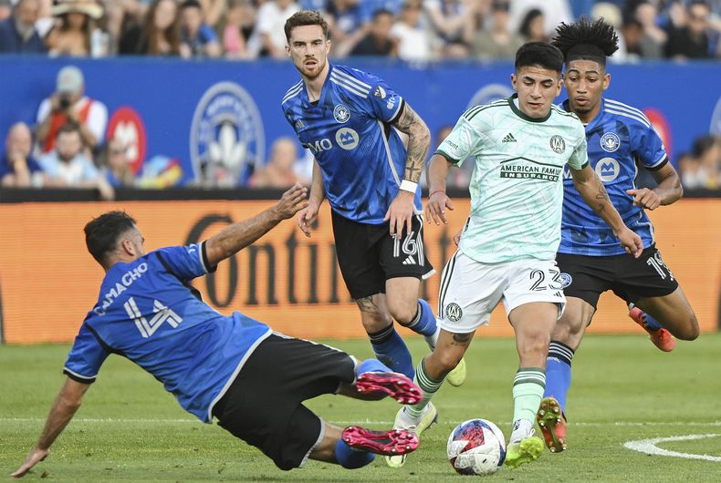 Thiago Almada (23) del Atlanta United pugna por el balón ante Rudy Camacho (4) del CF Montreal durante el partido de la MLS, el sábado 8 de julio de 2023, en Montreal. (Graham Hughes/The Canadian Press vía AP)