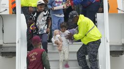Migrantes venezolanos procedentes de México desembarcan en el aeropuerto internacional Simón Bolívar, en Maiquetia, Venezuela, el 20 de marzo de 2025, tras abandonar sus esperanzas de llegar a Estados Unidos debido a la campaña de su presidente, Donald Trump, contra la inmigración. (AP Foto/Ariana Cubillos)