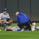 Brett Bateman, centro, jardinero central de los Azulejos de Toronto, yace tendido en el campo y es revisado por un asistente del equipo después de sufrir una lesión durante la segunda entrada del juego de béisbol de Grandes Ligas contra los Orioles de Baltimore, el lunes 21 de septiembre de 2026, en Baltimore. (AP Foto/Stephanie Scarbrough)
