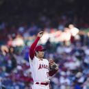 El japonés Shohei Ohtani, de los Angelinos de Los Ángeles, estira un brazo tras hacer un lanzamiento en el juego ante los Marineros de Seattle, el jueves 3 de agosto de 2023 (AP Foto/Ryan Sun)