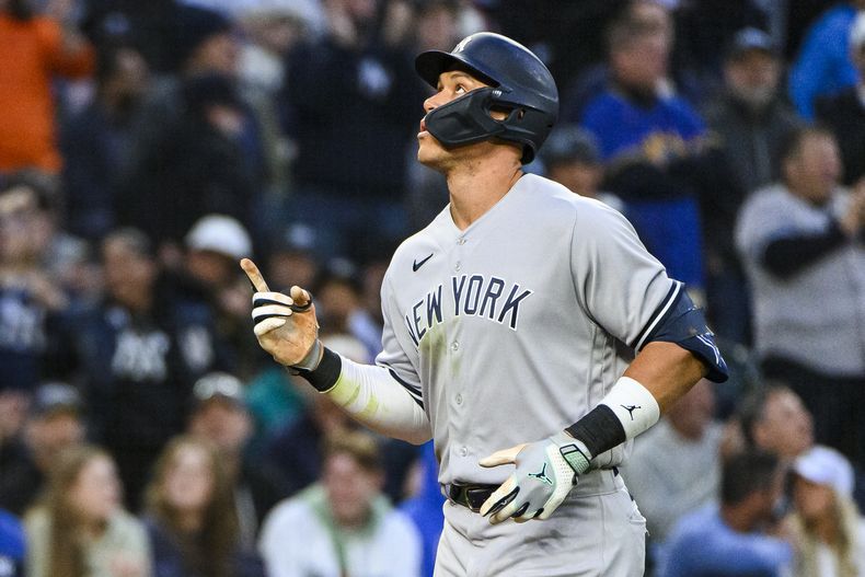 Aaron Judge, de los Yanquis de Nueva York, festeja luego de conectar un jonrón de dos carreras en el duelo del martes 30 de mayo de 2023, ante los Marineros de Seattle (AP Foto/Caean Couto)