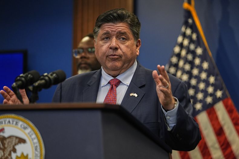 El gobernador de Illinois, JB Pritzker, durante una conferencia de prensa, el martes 2 de septiembre de 2025, en Chicago. (AP Foto/Kiichiro Sato)