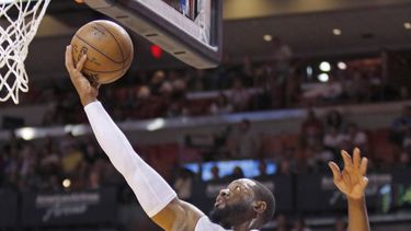 Convaleciente Wade ayuda en triunfo del Heat