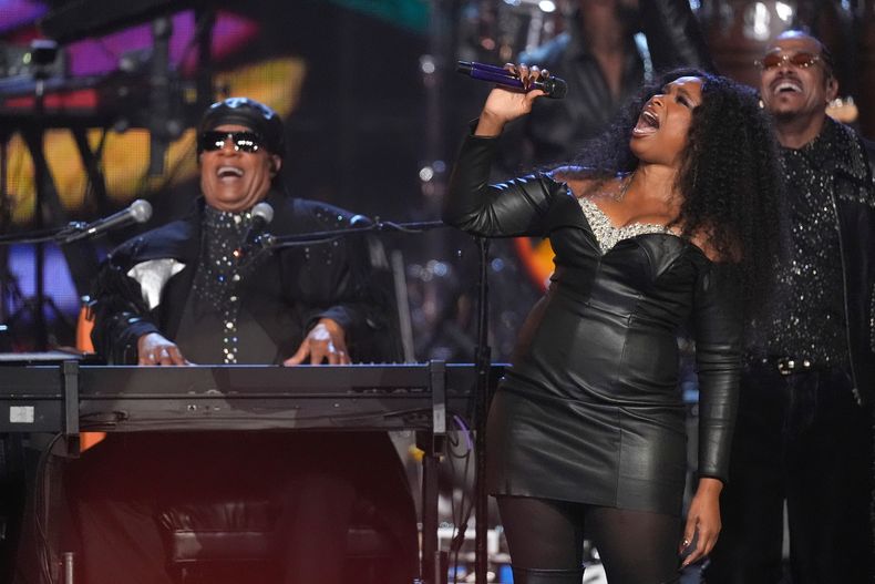 Stevie Wonder, de izquierda a derecha Jennifer Hudson y Maxwell actúan durante la ceremonia de ingreso al Salón de la Fama del Rock and Roll de 2025 el sábado 8 de noviembre de 2025 en L.A. Live en Los Ángeles. (Foto AP/Chris Pizzello)