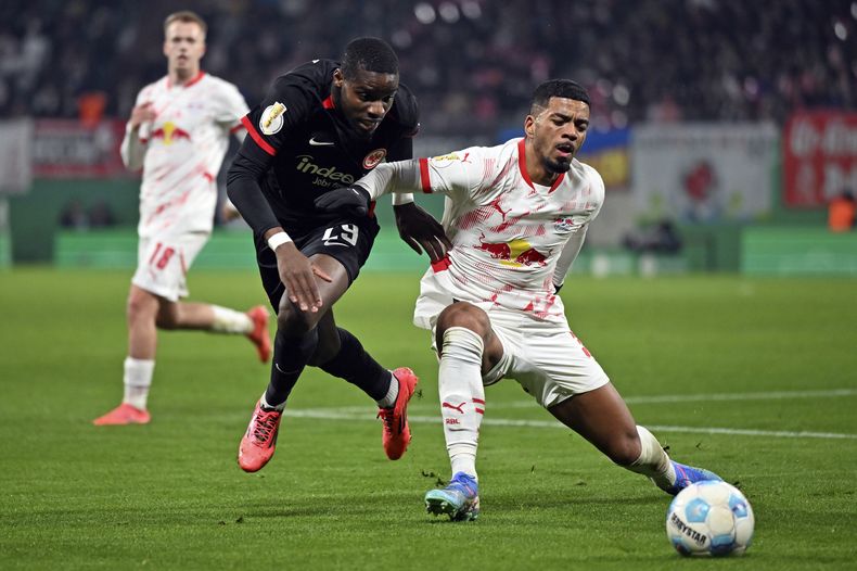 Benjamin Henrichs (derecha) de Leipzig disputa el balón con Niels Nkounkou de Eintracht Frankfurt en el partido de la Copa de Alemania, el miércoles 4 de diciembre de 2024. (Hendrik Schmidt/dpa vía AP)
