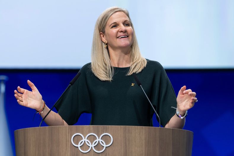 La presidenta del Comité Olímpico Internacional Kirsty Coventry habla durante la 146ma sesión del COI en Lausana, Suiza el miércoles 24 de junio del 2026. (Cyril Zingaro/Keystone via AP)