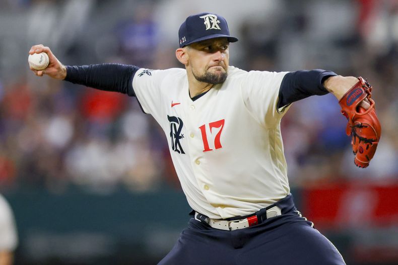 Nathan Eovaldi de los Rangers de Texas lanza ante los Astros de Houston, el sábado 1 de julio de 2023, en Arlington, Texas. (AP Foto/Gareth Patterson)