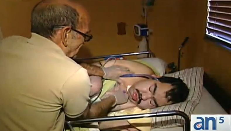 Victoriano Cazañas asegura que ya no puede más con el drama que vive su familia, en especial su hijo Frank de 28 años quien se encuentra postrado en una cama desde hace 28 años.