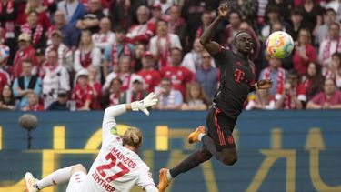 Sadio Mané del Bayern Múnich anota un gol que fue anulado en el partido contra Mainz en la Bundesliga, el sábado 22 de abril de 2023. (AP Foto/Matthias Schrader)