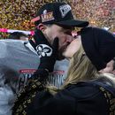 El ala cerrada de los Chiefs de Kansas City, Travis Kelce, y Taylor Swift se besan después del partido de la NFL por el Campeonato de la AFC contra los Bills de Buffalo, el domingo 26 de enero de 2025, en Kansas City, Missouri. (Foto AP/Ashley Landis)