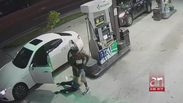 captan en camara el violento robo de un maserati mientras su duena le ponia  gasolina