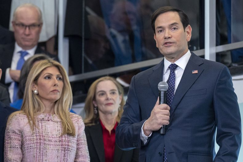El secretario de Estado, Marco Rubio, habla al personal del Departamento de Estado junto a su familia, incluida su esposa Jeanette Dousdebes Rubio, a la izquierda, en el Departamento de Estado, el martes 21 de enero de 2025, en Washington. (AP Foto/Jacquelyn Martin)