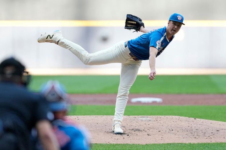 Jacob Misiorowski, de los Cerveceros de Milwaukee, lanza durante la segunda entrada de un partido de béisbol contra los Filis de Filadelfia, el viernes 12 de junio de 2026, en Milwaukee. (Foto AP/Aaron Gash)
