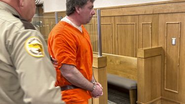 Policías conducen a Ian Cramer, centro, fuera de una sala de audiencias en el Tribunal del Condado de Mercer en Stanton, Dakota del Norte, el lunes, 30 de diciembre 2024, después de su sentencia. (Foto AP/Jack Dura)