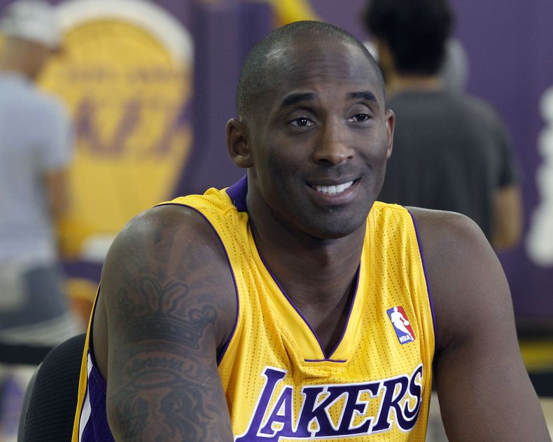 Kobe Bryant habla con la prensa el 28 de septiembre del 2013 en El Segundo, California. Bryant acaba de prorrogar su contrato con los Lakers por otros dos a&ntilde;os. (AP Photo/Alex Gallardo, File)