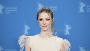 ARCHIVO - La actriz Hunter Schafer posa en la sesión de Cuckoo en la Berlinale, el viernes 16 de febrero de 2023. Schafer es una de las decenas de manifestantes arrestados durante una protesta contra la guerra en Gaza realizada en la sede de NBC en Manhattan durante la participación del presidente Joe Biden en el programa Late Night with Seth Myers a principios de esta semana, confirmaron los organizadores el miércoles 28 de febrero de 2024. (Christoph Gollnow/dpa via AP, archivo)