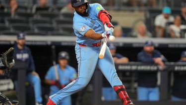 El dominicano Vladimir Guerrero Jr., de los Azulejos de Toronto, pega un elevado de sacrificio durante el duelo del miércoles 20 de mayo de 2026, ante los Yankees de Nueva York (AP Foto/Yuki Iwamura)