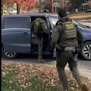 En la imagen, tomada de un video proporcionado por Rheba Hamilton, agentes de la Patrulla Fronteriza salen de un jardín tras abordar a dos hombres que colocaban luces navideñas, el sábado 15 de noviembre de 2025, en Charlotte, Carolina del Norte. (Rheba Hamilton vía AP)