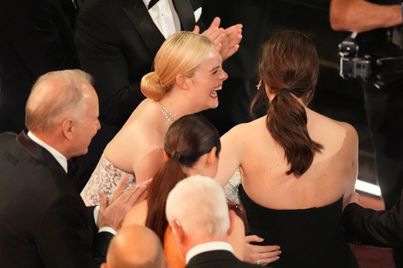 De izquierda a derecha, Stellan Skarsgård, Elle Fanning e Inga Ibsdotter Lilleaas celebran después de que Sentimental Value ganó el Oscar a la mejor película internacional, el domingo 15 de marzo de 2026, en el Dolby Theatre de Los Ángeles. (Foto AP/Chris Pizzello)