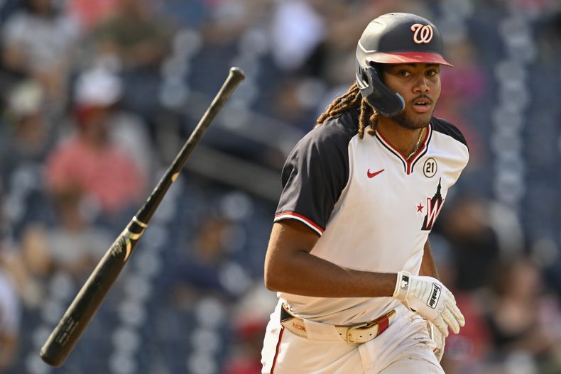 James Wood de los Nacionales de Washington arroja su bate y recorre las bases tras un jonrón solitario durante el octavo episodio del juego de béisbol ante los Marlins de Miami en el Nationals Park, el domingo 15 de septiembre de 2024, en Washington. (AP Foto/John McDonnell)