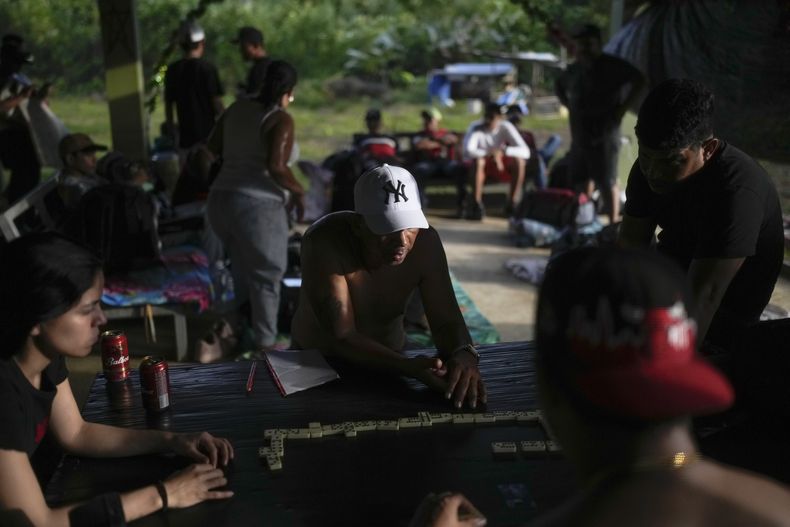 ARCHIVO - MIgrantes venezolanos juegan al dominó en Puerto Carti, en la costa caribeña de Panamá, el 22 de febrero de 2025, donde planean tomar barcos hacia Colombia, tras abandonar su intento de llegar a Estados Unidos en el sur de México debido a la campaña del presidente estadounidense Donald Trump contra la inmigración. (AP Foto/Matias Delacroix)