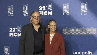 El director y cinefotógrafo Rodrigo Prieto, izquierda, y la directora general del Festival Internacional de Cine de Morelia Daniela Michel llegan a la alfombra roja de la película Pedro Paramo en el Festival Internacional de Cine de Morelia Morelia el sábado 19 de octubre de 2024, en Morelia, México. (Foto AP/Berenice Bautista)