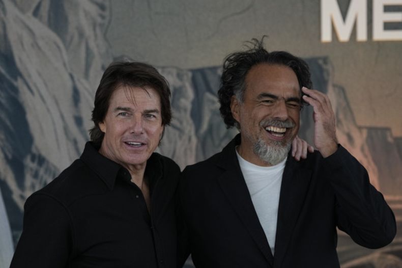 Tom Cruise y el director Alejandro González Iñárritu posan para fotografías durante un evento de presentación de la película Digger en la Ciudad de México, el sábado 26 de septiembre de 2026. (Foto AP/Marco Ugarte)