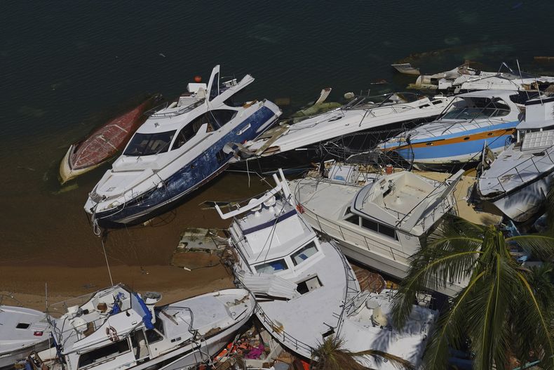 ARCHIVO - Botes dañados tras el paso del huracán Otis en Acapulco, México, el 12 de noviembre de 2023. Una ajetreada temporada de huracanes en la que el Centro Nacional de Huracanes de Miami emitió la primera advertencia de tormenta tropical para la costa de California y advertencias tan al norte como en Nueva Escocia, llegará a su fin el jueves 30 de noviembre por la noche. (Foto AP/Marco Ugarte, archivo)