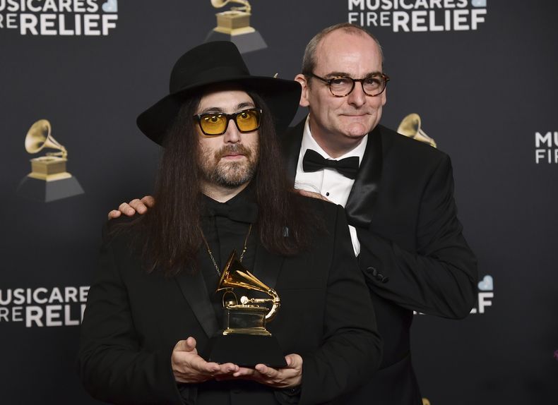 Sean Lennon, izquierda, Simon Hilton posan en la sala de prensa con el premio a mejor edición en caja o edición especial limitada por Mind Games durante la 67ª entrega anual de los premios Grammy el domingo 2 de febrero de 2025 en Los Ángeles. (Foto Richard Shotwell/Invision/AP)