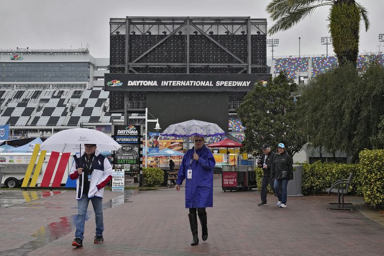El público abandona el circuito tras la postergación de las 500 Millas de Daytona, el domingo 18 de febrero de 2024, Daytona Beach, Florida. La carrera se disputará la tarde del lunes. (AP Foto/Chris OMeara)
