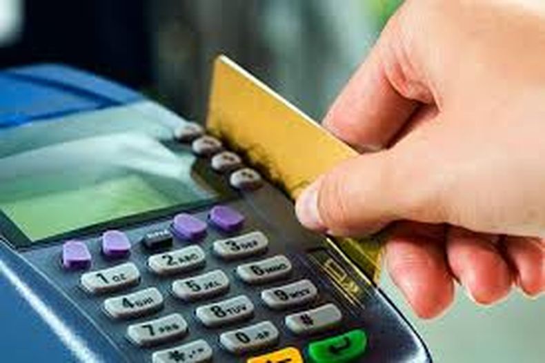 Las autoridades buscan a tres individuos sospechosos de utilizar tarjetas de crédito robadas para hacer compras fraudulentas. Los detalles a continuación.